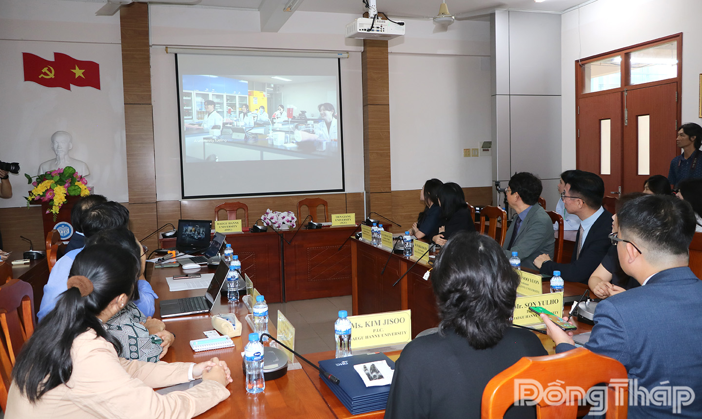 Quang cảnh buổi làm việc.