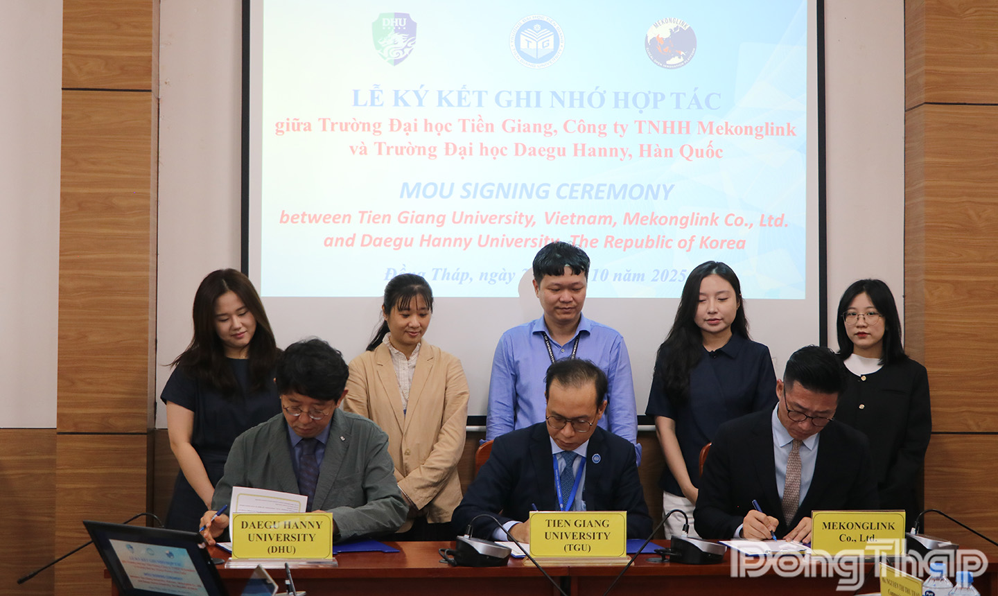 Đại diện lãnh đạo Trường Đại học Tiền Giang, Trường Đại học Daegu Haany (Hàn Quốc), Công ty TNHH Mekonglink thực hiện ký kết biên bản ghi nhớ hợp tác giữa 3 đơn vị.