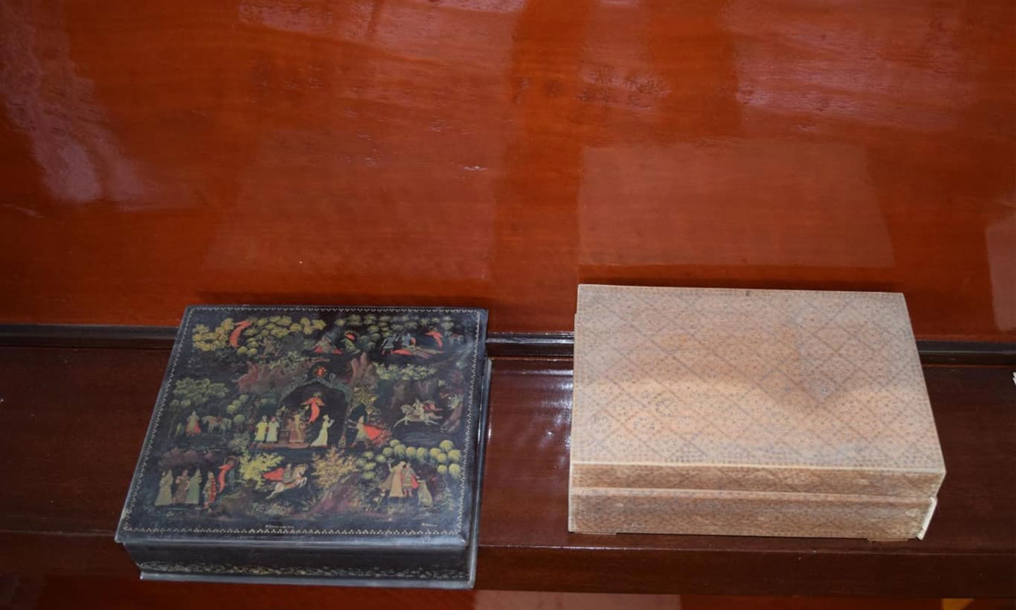 Chiếc hộp đen tại Nhà sàn Bác Hồ nơi mà Bác lưu giữ tấm hình kỷ vật mà Bác rất trân quý.