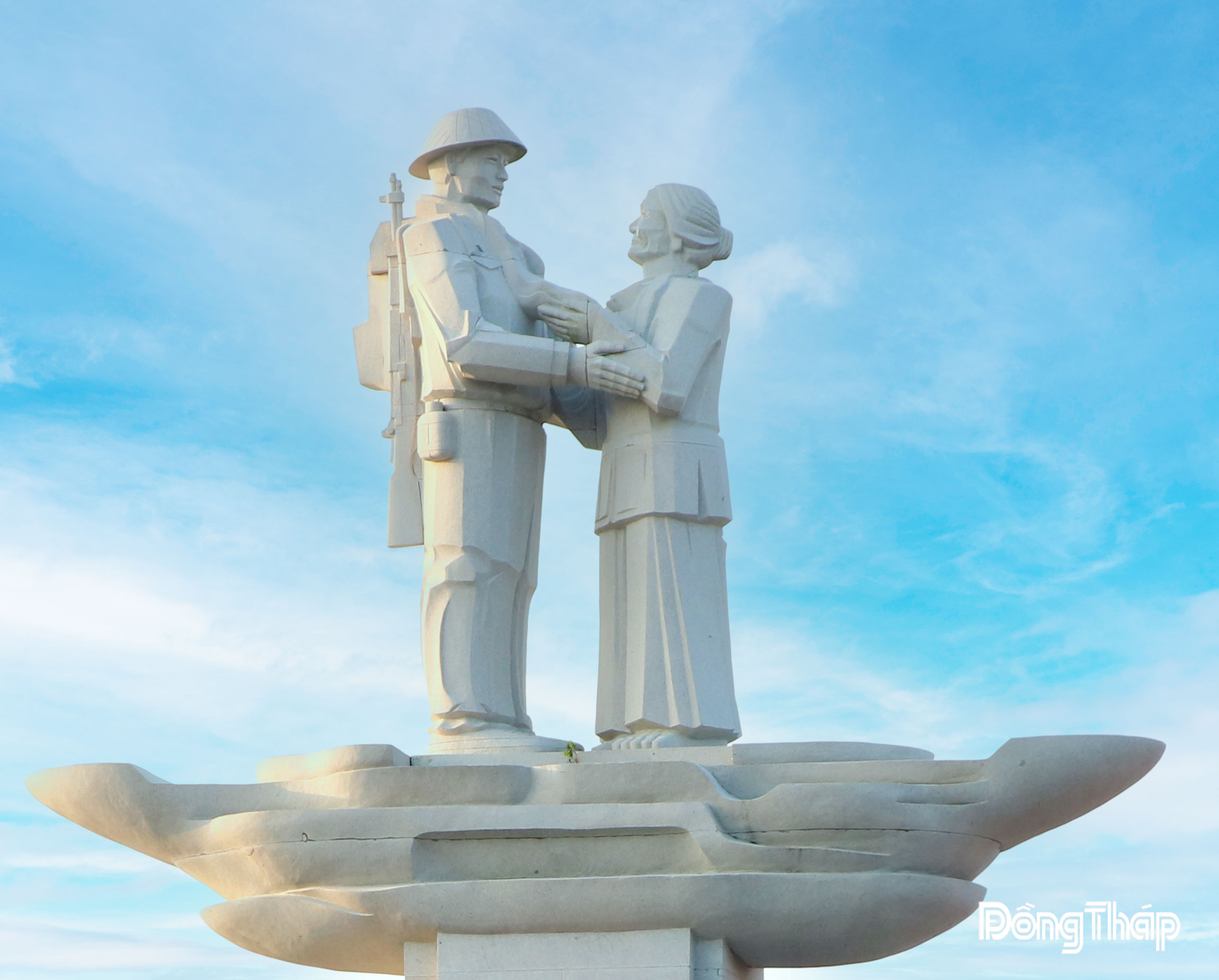 Tượng đài tưởng niệm sự kiện Tập kết năm 1954 tại Cao Lãnh.   Ảnh: MỸ XUYÊN