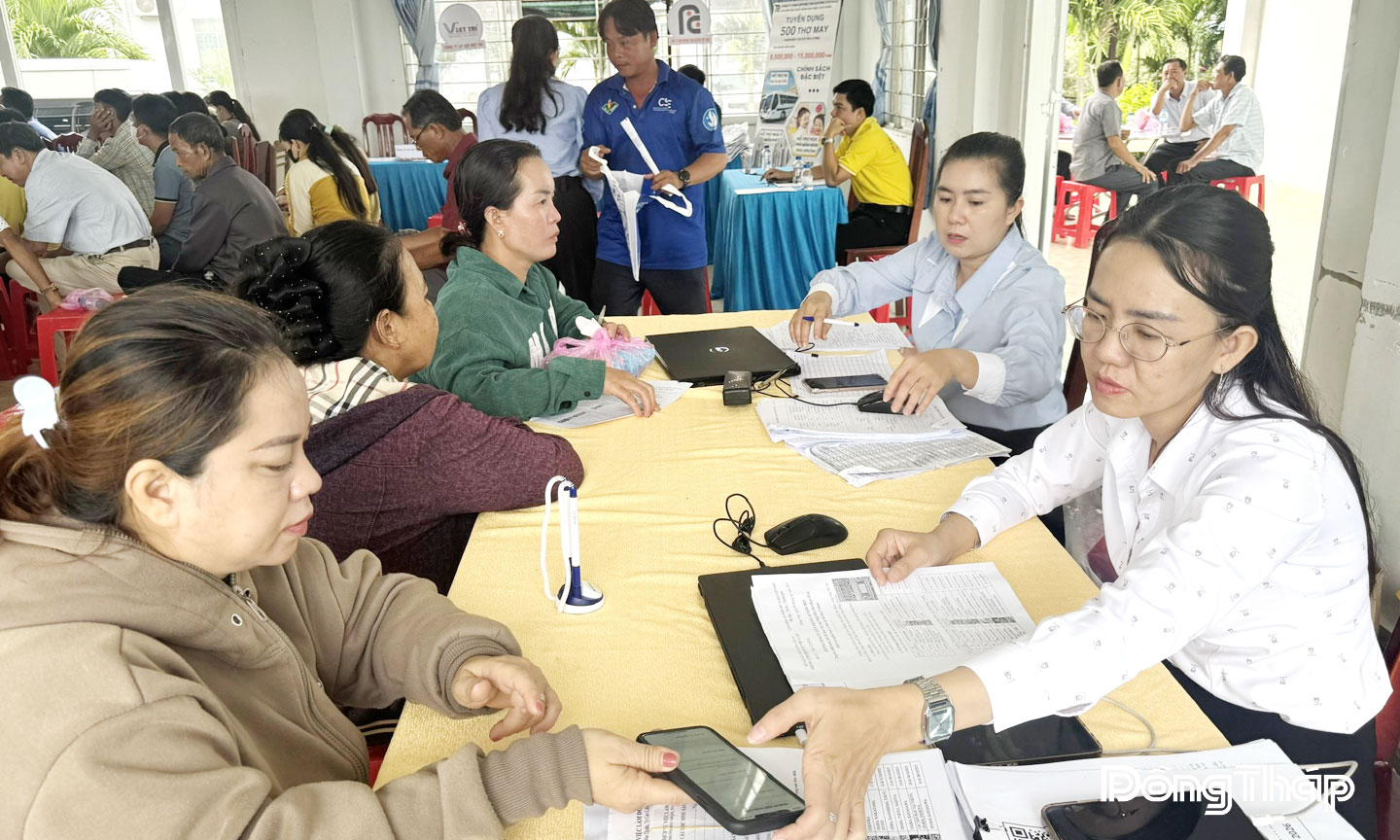 Đại diện Trung tâm Dịch vụ việc làm Đồng Tháp tư vấn chương trình đi làm việc có thời hạn ở nước ngoài theo hợp đồng cho người dân xã Tân Hộ Cơ. 