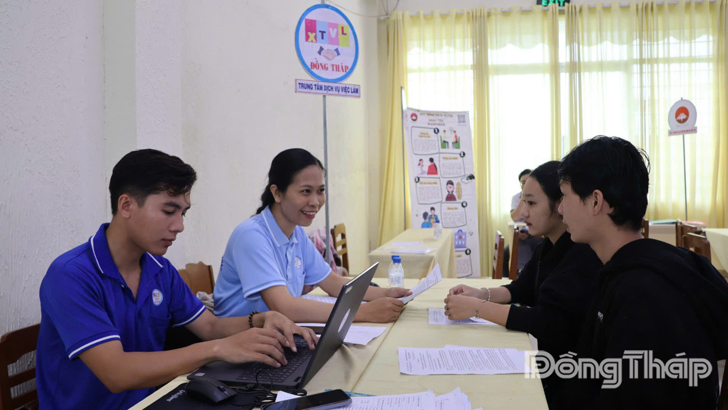 Người dân xã Bình Hàng Trung được đại diện các công ty và Trung tâm giới thiệu nhiều cơ hội việc làm trong và ngoài nước.