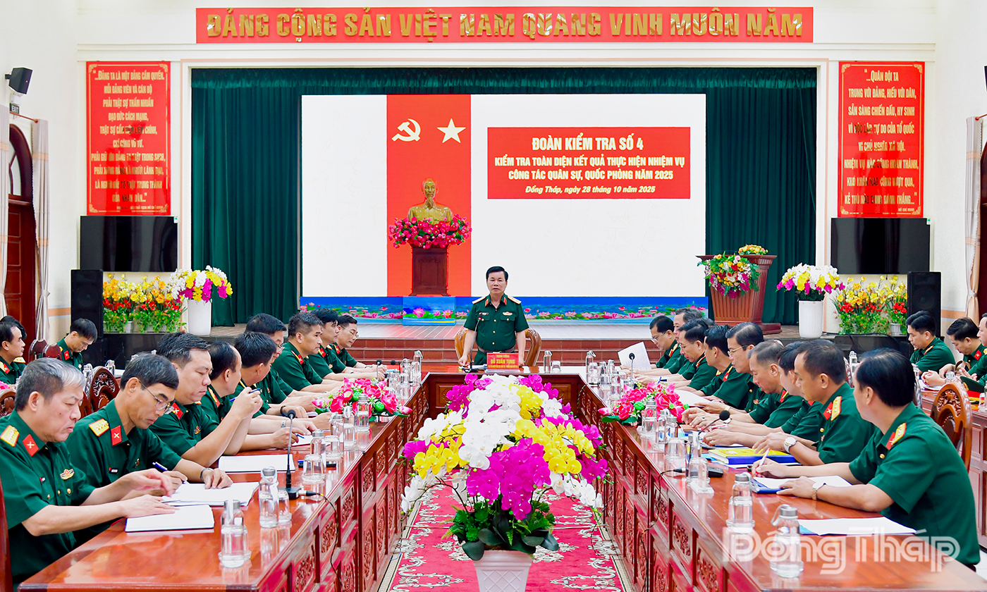 Trung tướng Đỗ Xuân Tụng, Phó Chủ nhiệm Tổng Cục Chính trị Quân đội nhân dân Việt Nam chủ trì buổi kiểm tra.