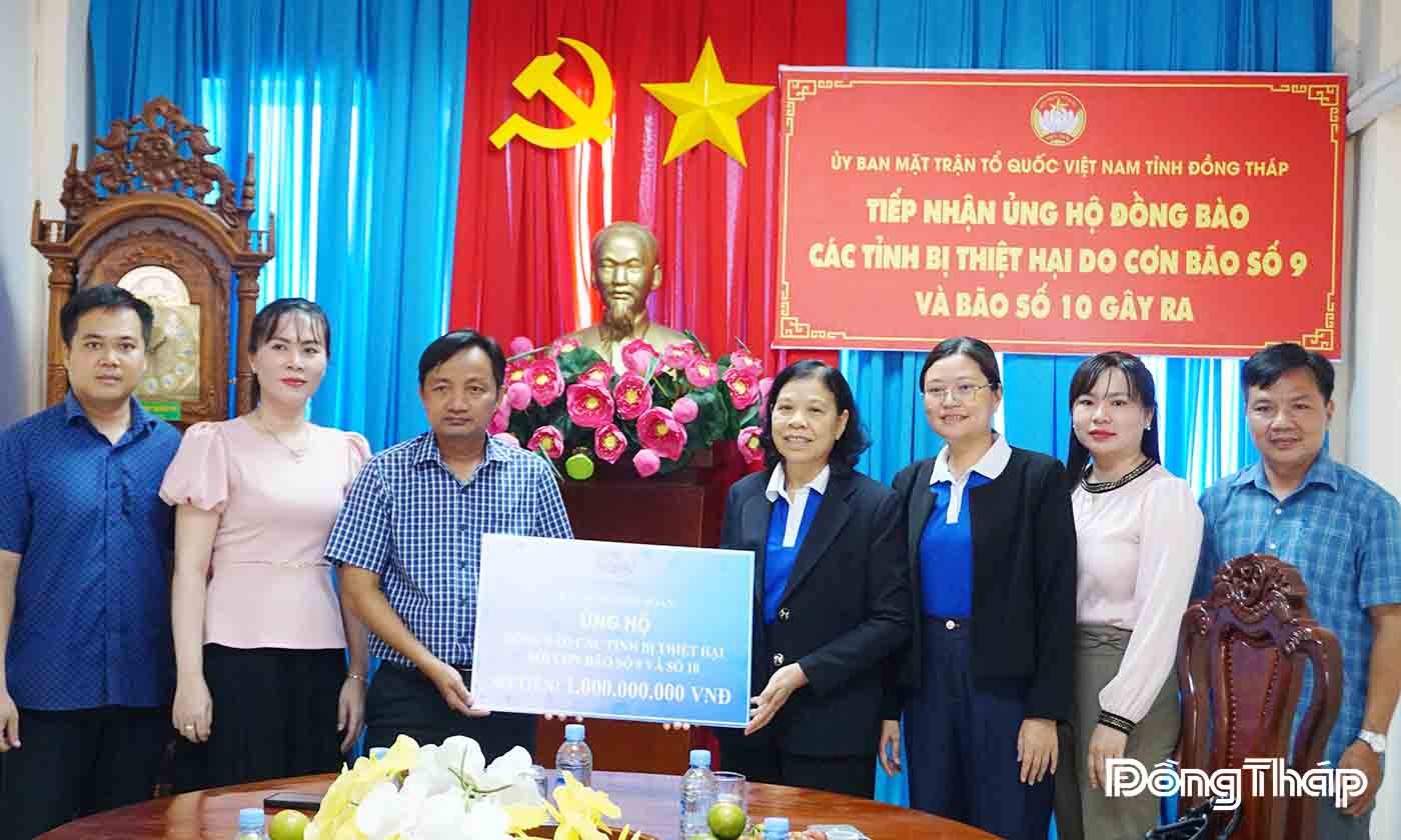 Ủy ban MTTQ Việt Nam tỉnh tiếp nhận 1 tỷ đồng từ tập đoàn Vĩnh Hoàn hỗ trợ đồng bào bị thiệt hại do bão số 9 và số 10.