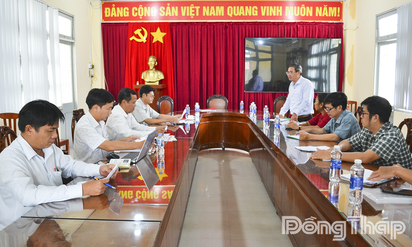 Đoàn công tác của Báo và phát thanh, truyền hình Đồng Tháp làm việc với xã Gia Thuận.