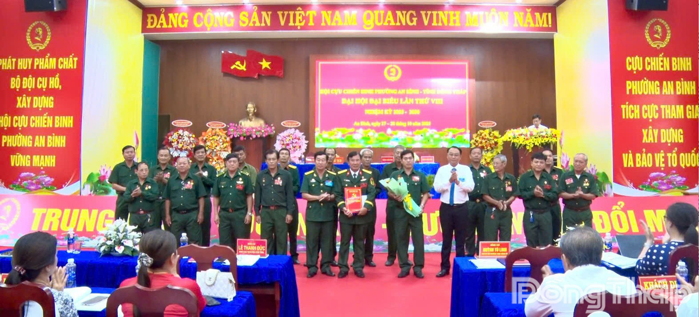 Ban Chấp hành Hội Cựu chiến binh phường An Bình (tỉnh Đồng Tháp) nhiệm kỳ 2025 - 2030 ra mắt Đại hội. Ảnh: QUỐC TÍN