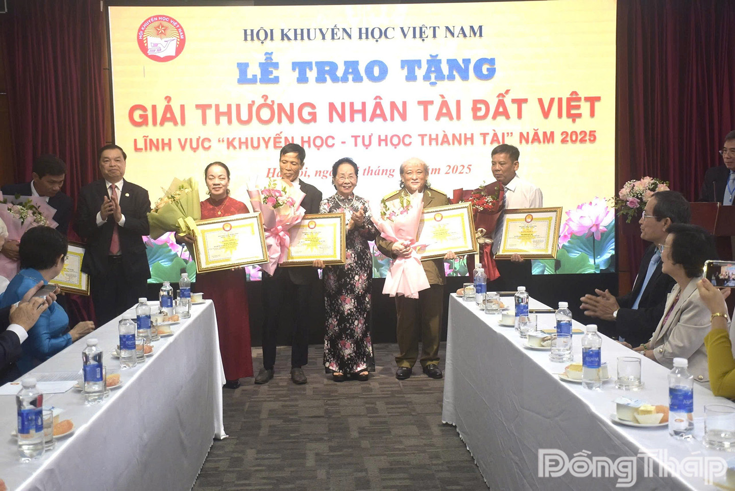 Tác giả Dương Quốc Thái (bìa phải) tại buổi gặp mặt và vinh danh danh hiệu “Tự học thành tài”