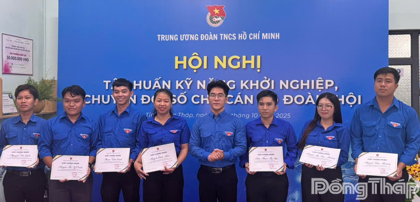 Đại diện Ban Tổ chức trao Giấy chứng nhận cho học viên hoàn thành chương trình tập.