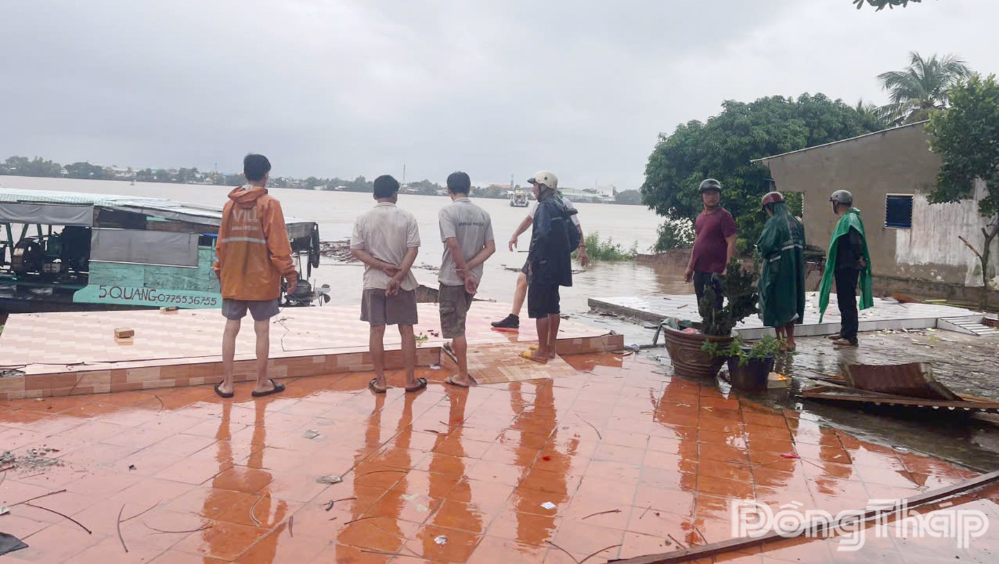 Khẩn trương di dời nhà dân đến nơi ở an toàn.