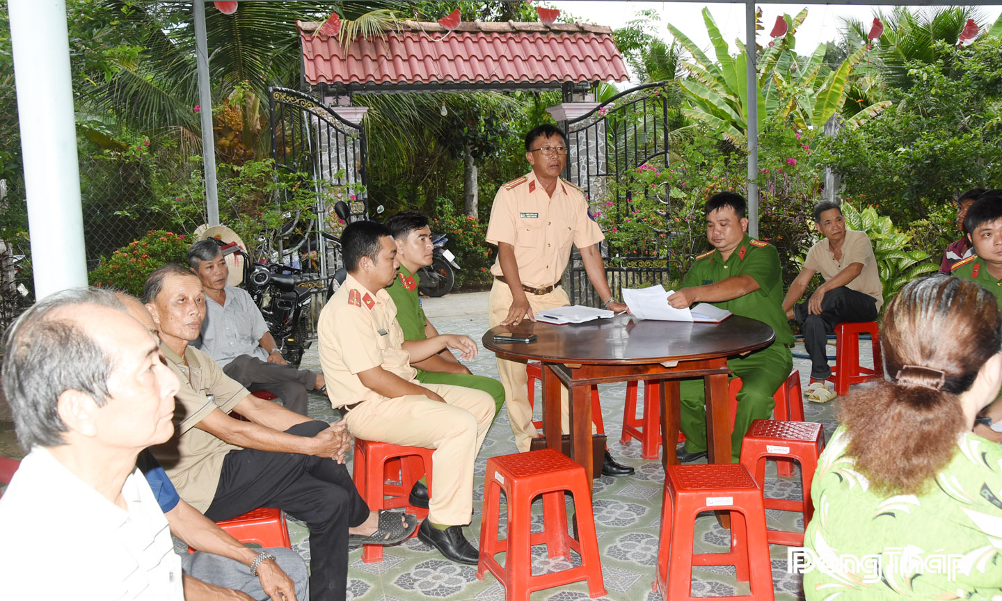 Họp dân tuyên truyền, vận động tháo dỡ các thiết bị bơm, hút cát  trên phương tiện.