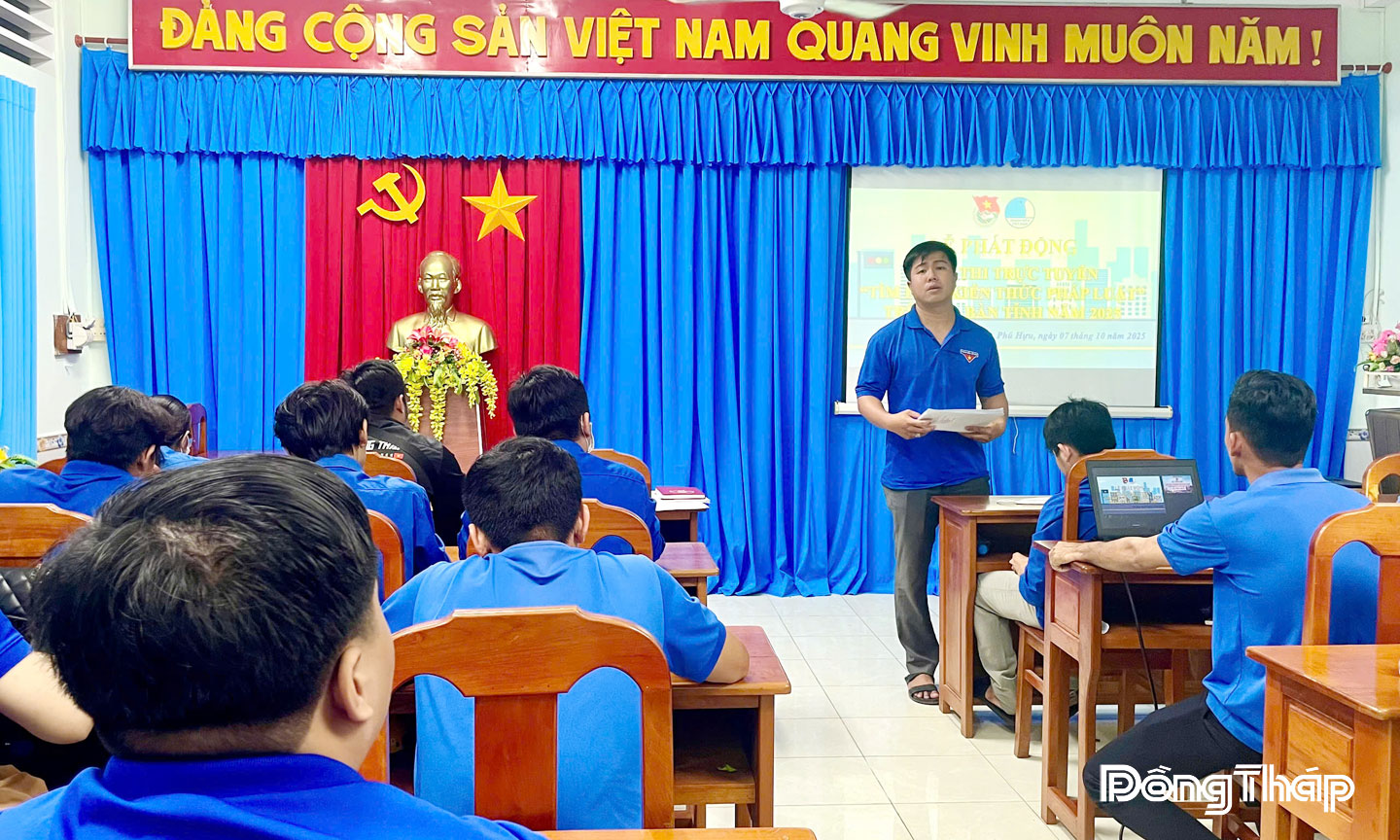 Đoàn viên, thanh niên xã Phú Hựu hưởng ứng Cuộc thi trực tuyến Tìm hiểu kiến thức pháp luật trên địa bàn tỉnh năm 2025; đồng thời, tuyên truyền về tác hại ma túy cho thanh niên.
