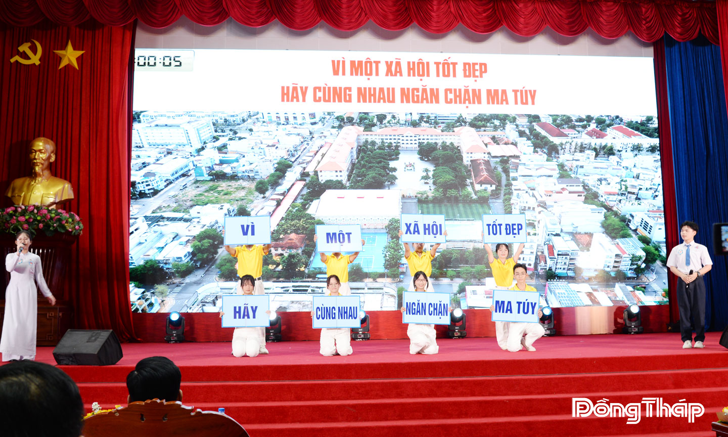 Học sinh tham gia Cuộc thi Tuổi trẻ chung tay đẩy lùi ma túy.