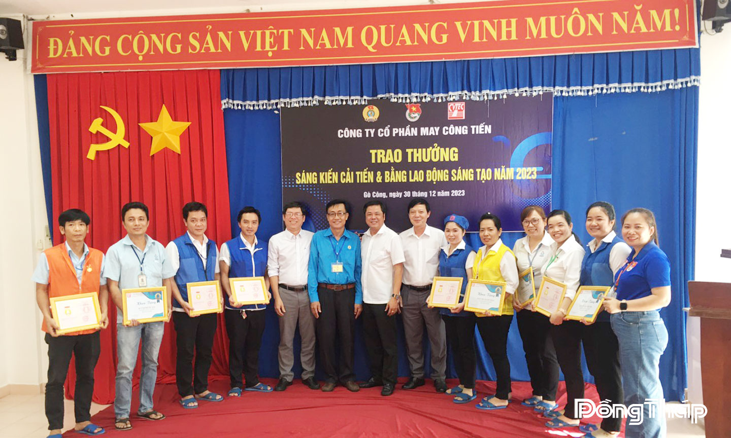 Anh Phan Văn Vĩ (thứ 3 từ trái sang) nhận khen thưởng sáng kiến cải tiến và Bằng Lao động sáng tạo năm 2023.