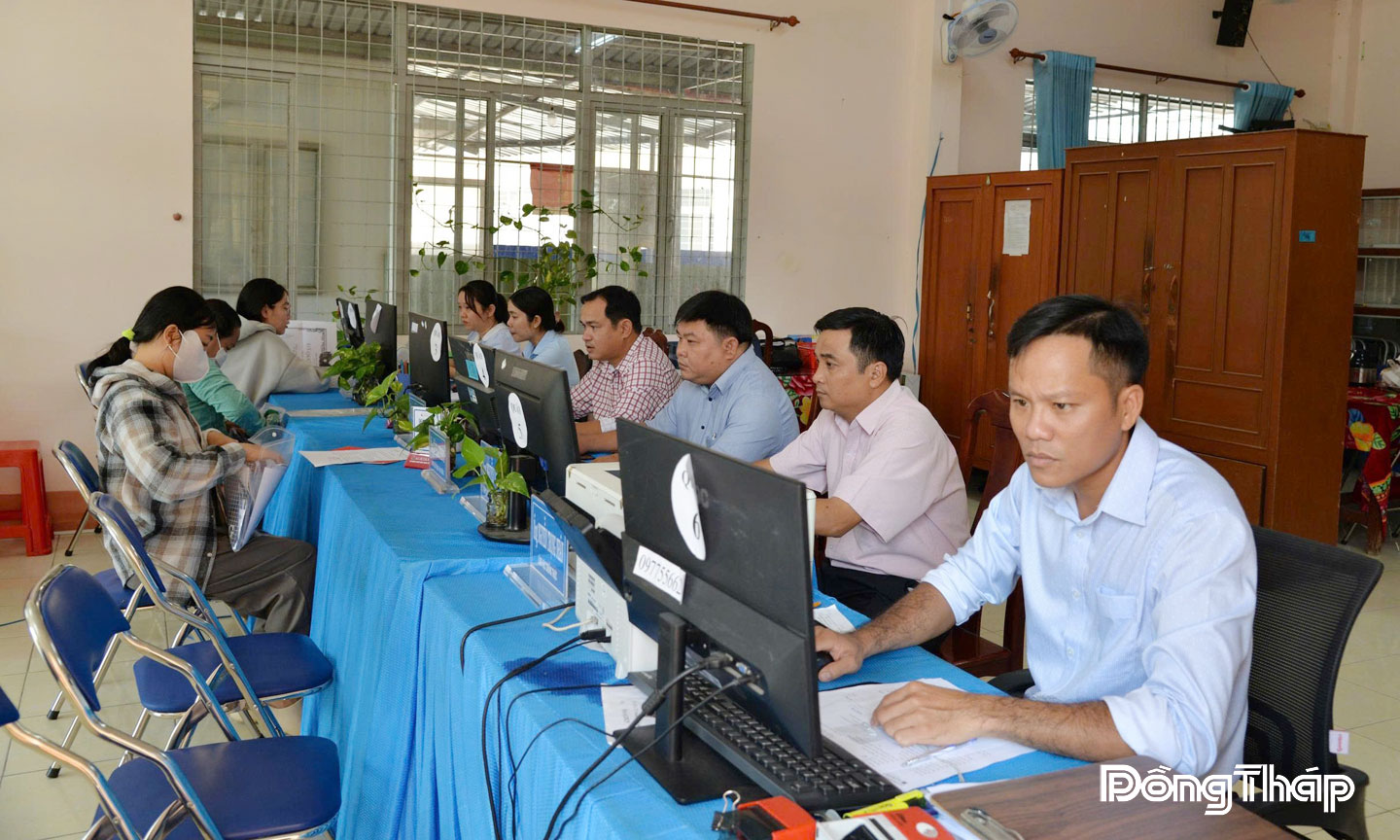 Công chức Trung tâm Phục vụ hành chính công xã Kim Sơn (tỉnh Đồng Tháp) ứng dụng công nghệ thông tin trong giải quyết thủ tục hành chính. Ảnh: THÙY TRANG