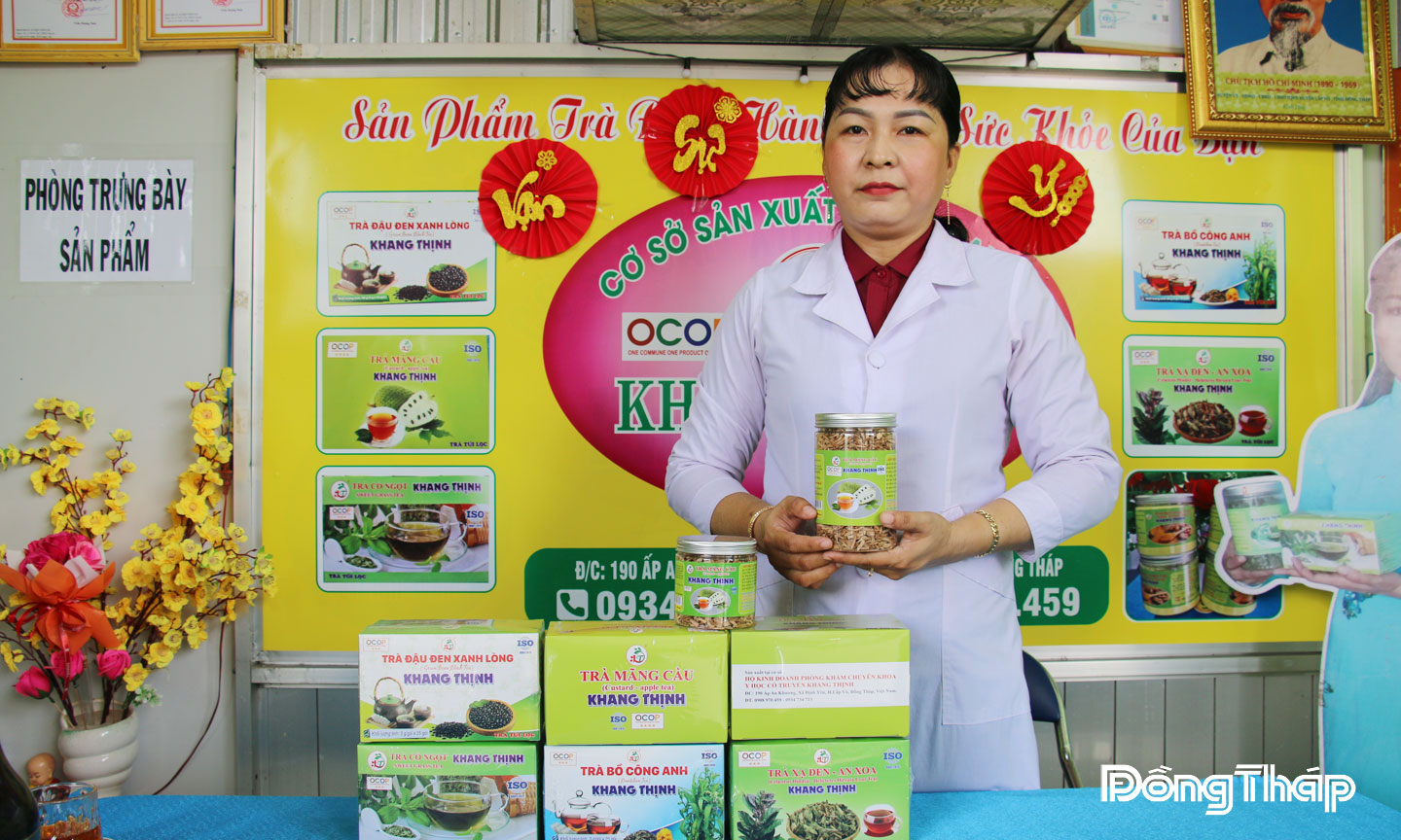 Chị Hồng Phượng giới thiệu về các sản phẩm trà thảo dược.