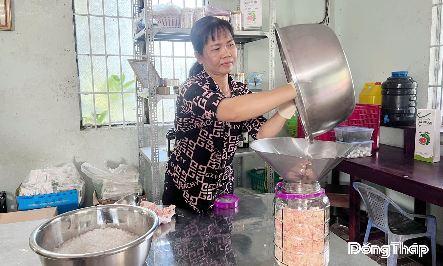 Chị Lê Thị Minh Tâm thực hiện các công đoạn ủ nước bưởi lên men.