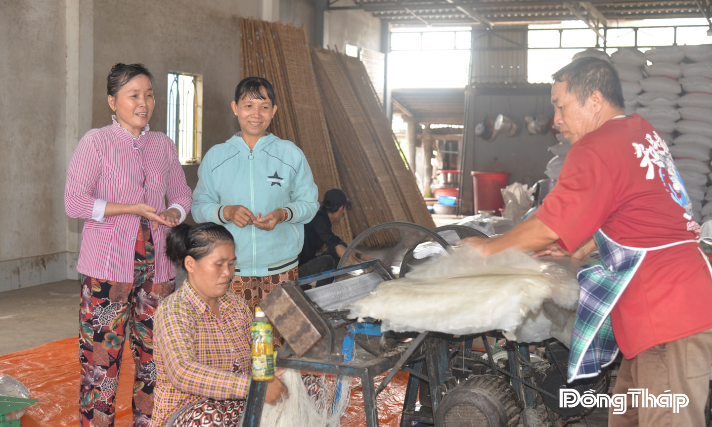 Cơ sở sản xuất của chị Kim Phượng tạo việc làm cho nhiều lao động