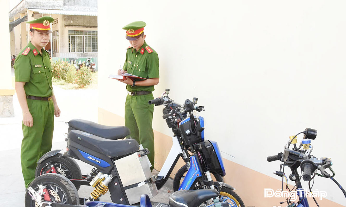 Công an xã kiểm tra các trường hợp xe đạp điện vi phạm.