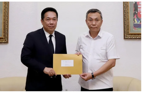 Phó Chủ tịch LĐBĐ Thái Lan Adisak Benjasiriwan chuyển thư xin lỗi của LĐBĐ Thái Lan tới Chủ tịch LĐBĐ Việt Nam Trần Quốc Tuấn.