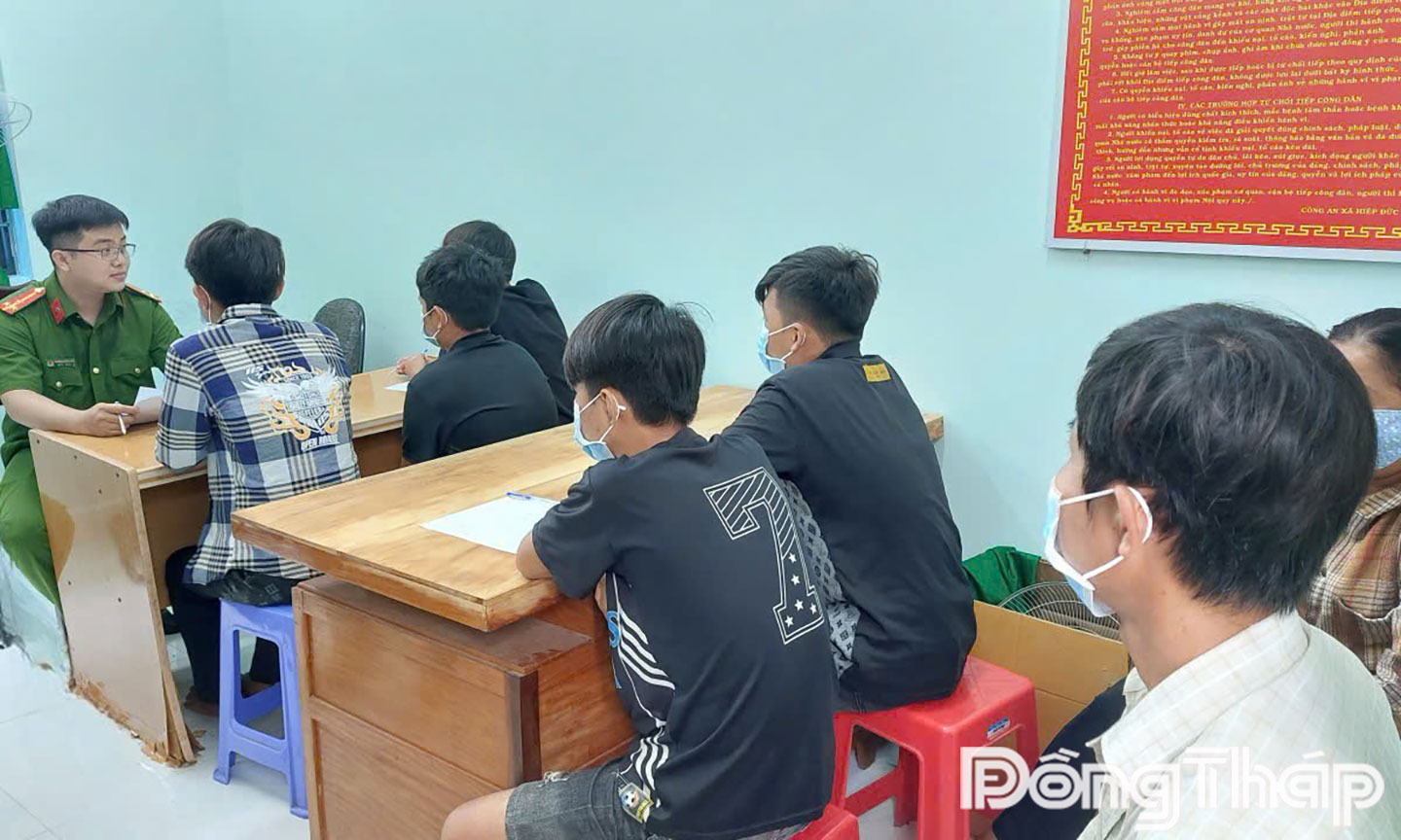 Nhóm thiếu niên vi phạm tại Công an xã Hiệp Đức.