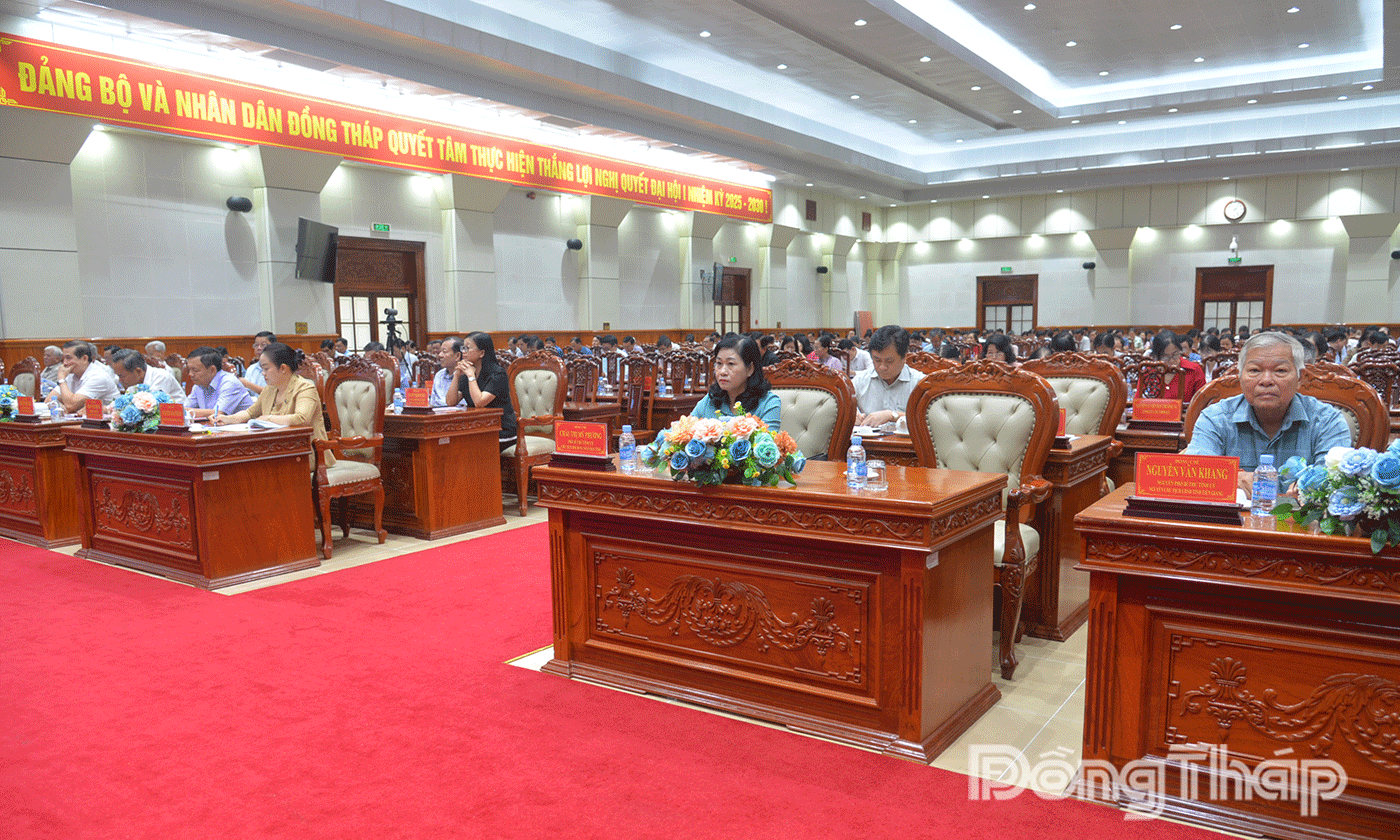 Đại biểu dự hội nghị tại Hội trường Ấp Bắc, Trung tâm hội nghị tỉnh vào sáng 30-10.