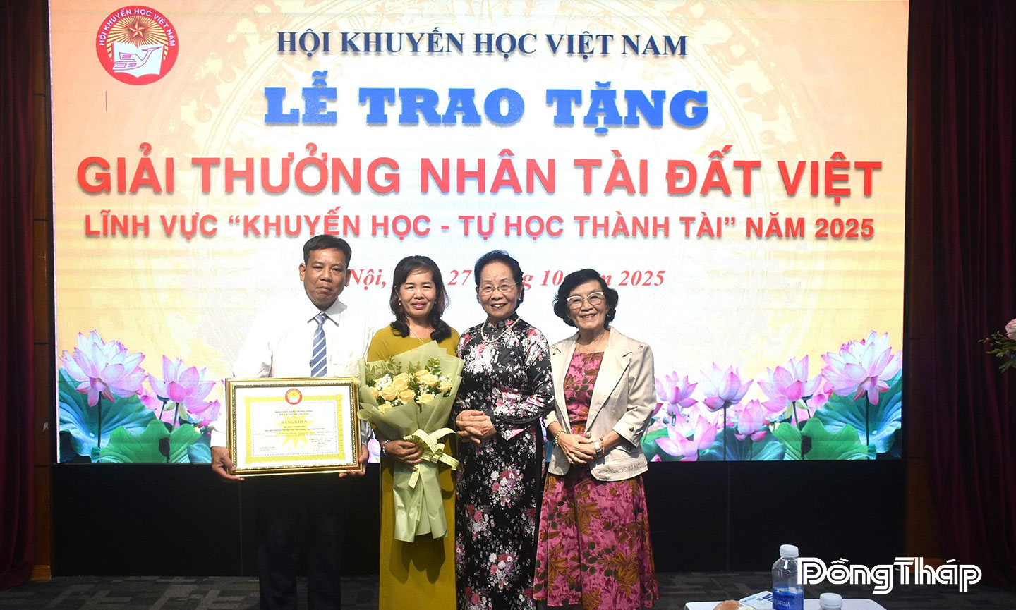 Gia đình tác giả Dương Quốc Thái chụp ảnh lưu niệm với lãnh đạo Hội Khuyến học Việt Nam và Hội Khuyến học tỉnh Đồng Tháp (thứ 3 và thứ 4 từ trái sang).