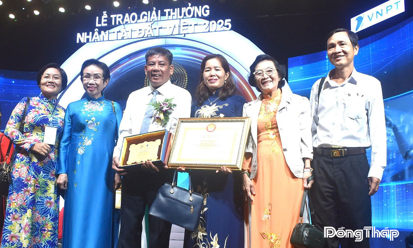 Đoàn Đồng Tháp chụp ảnh lưu niệm với Phó Chủ tịch Hội Khuyến học Việt Nam – PGS.TS. Trương Thị Hiền (thứ 2 từ trái sang). 