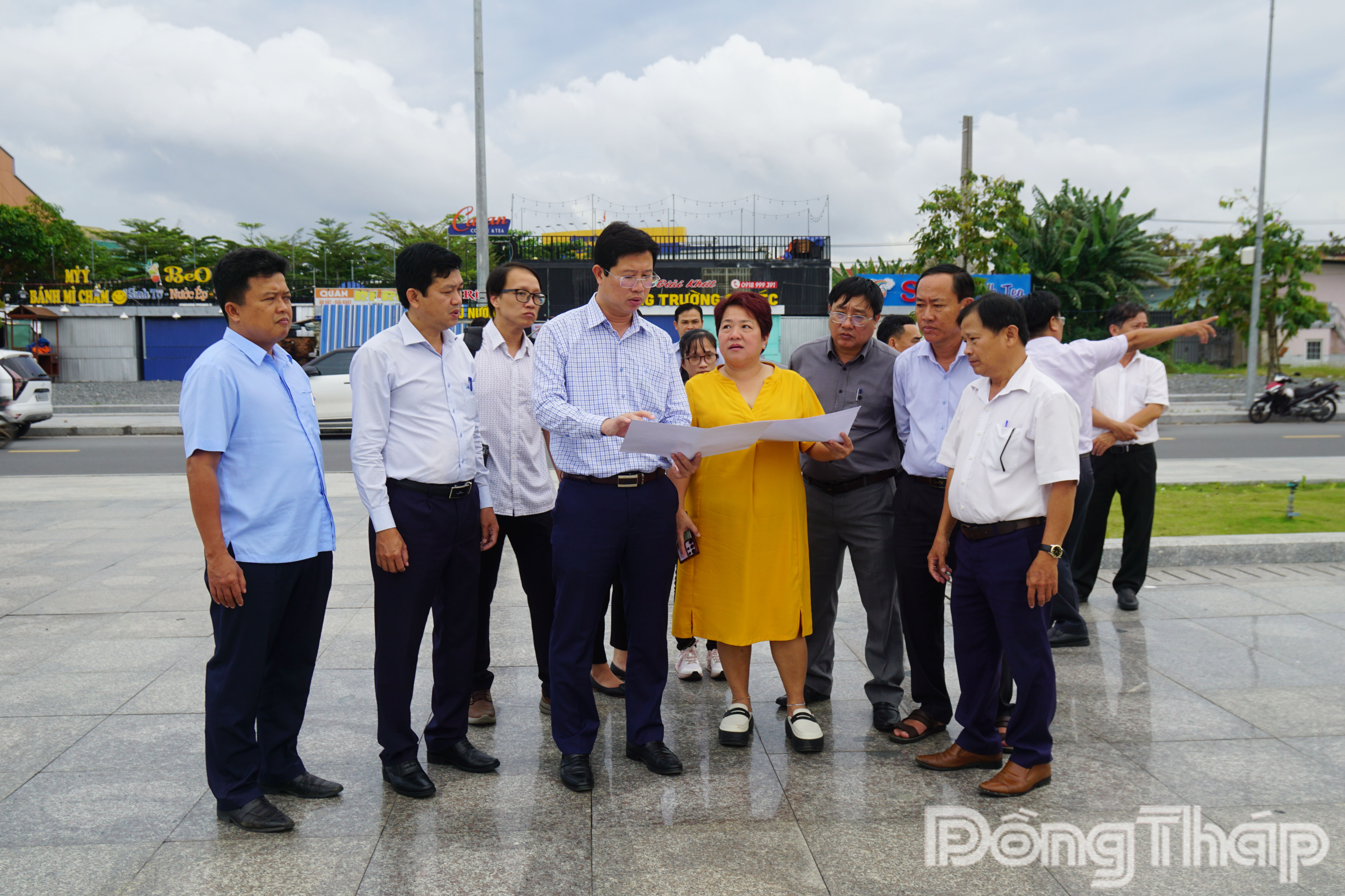 Phó Chủ tịch UBND tỉnh Huỳnh Minh Tuấn kiểm tra một hạng mục tại khu vực quảng trường Sa Đéc, chuẩn bị cho Festival 