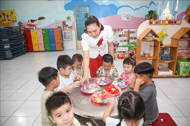 Giáo viên mầm non kiên trì từ chăm sóc đến dạy dỗ trẻ trên lớp. Ảnh: Giang Phương/TTXVN