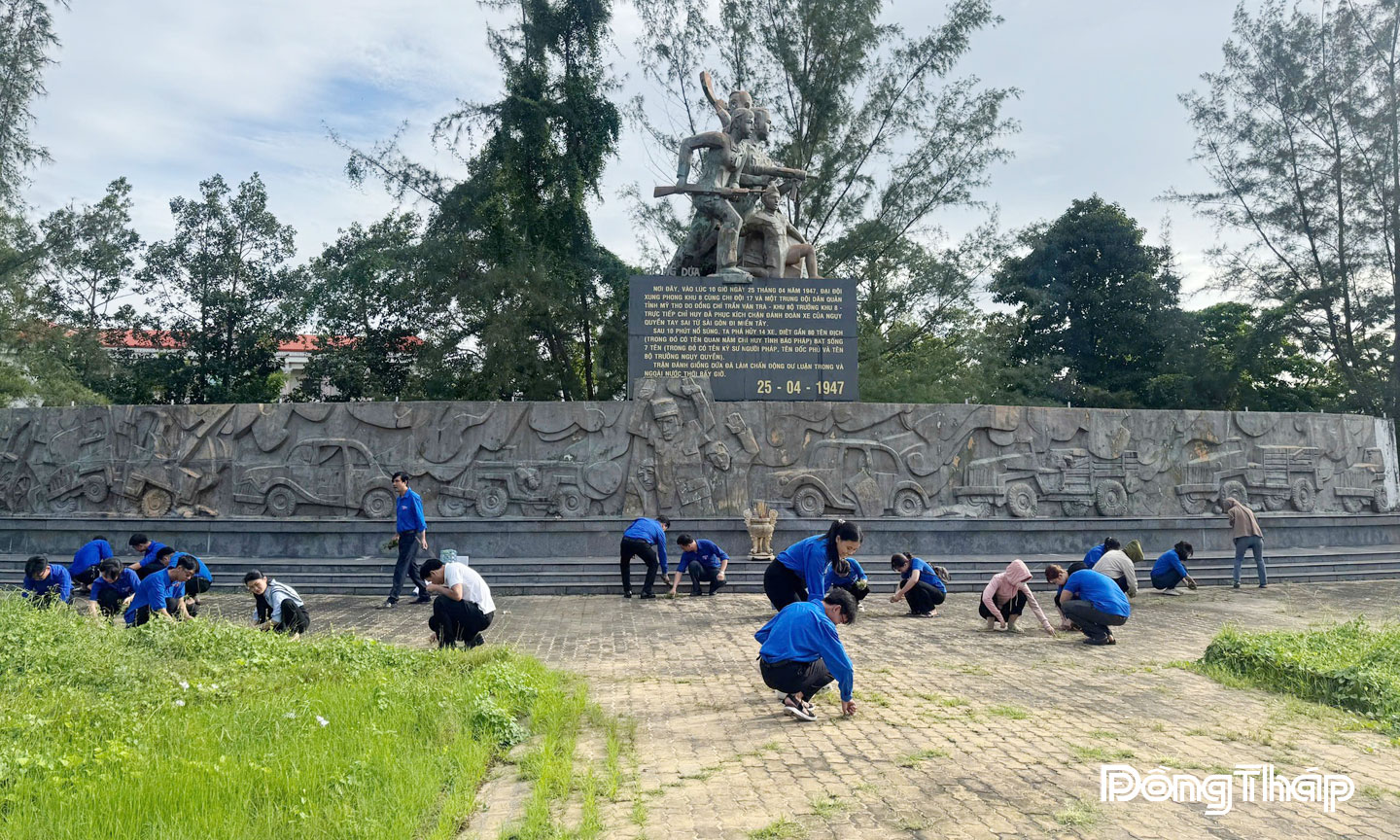Thanh niên xã Long Định dọn vệ sinh và thắp hương tưởng niệm các Anh hùng liệt sĩ tại Tượng đài Chiến thắng Giồng Dứa.