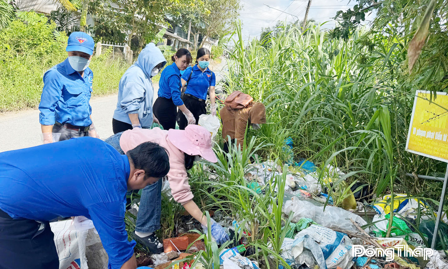 Tuổi trẻ Long Định ra quân hoạt động dọn vệ sinh, xử lý điểm tập kết rác sai quy định trên các tuyến đường giao thông nông thôn.