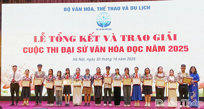 Em Ngô Mai Hà - Lớp 6A12 Trường THCS Kim Hồng (thứ 2 từ trái qua) nhận giải Khuyến khích khối trung học cơ sở.