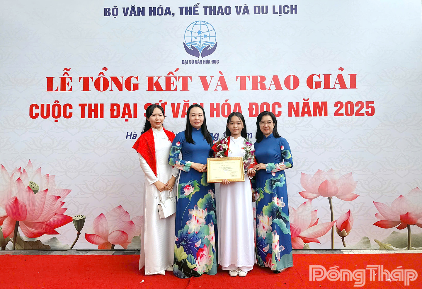 Em Huỳnh Ngọc Khánh Vy, Lớp 7A2 Trường THCS Thường Thới Tiền chụp ảnh lưu niệm tại Lễ tổng kết và trao giải Cuộc thi Đại sứ Văn hóa đọc năm 2025.