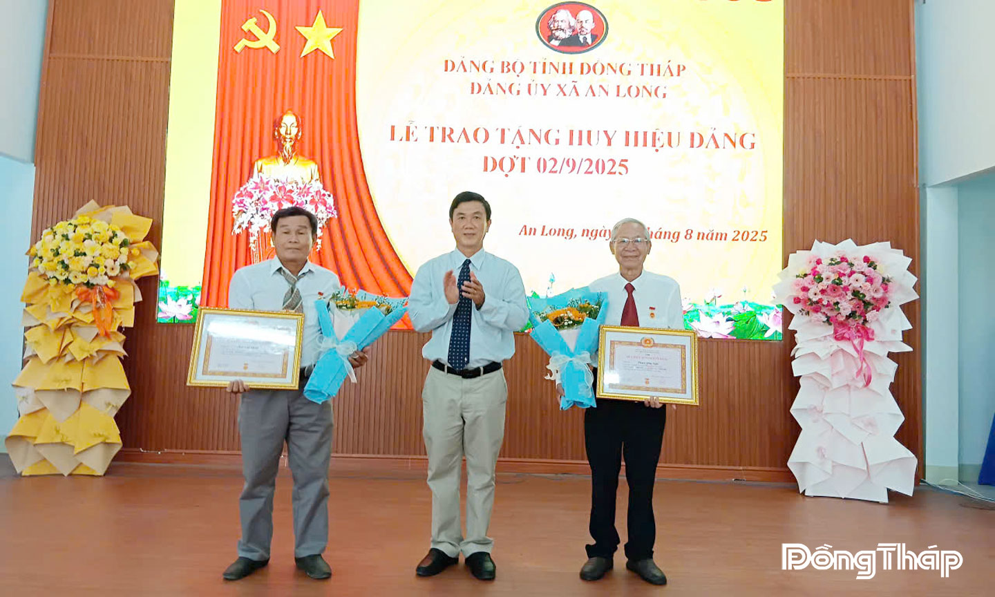 Đồng chí Trương Ngọc Khiết, Bí thư Đảng ủy xã An Long trao tặng Huy hiệu Đảng cho đảng viên.