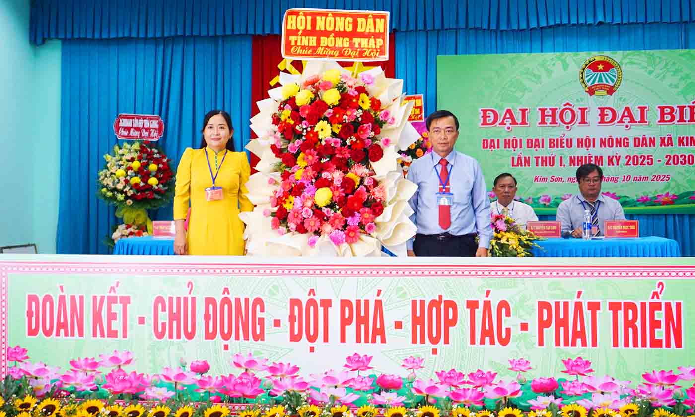 Hội Nông dân tỉnh tặng hoa chúc mừng Đại hội.