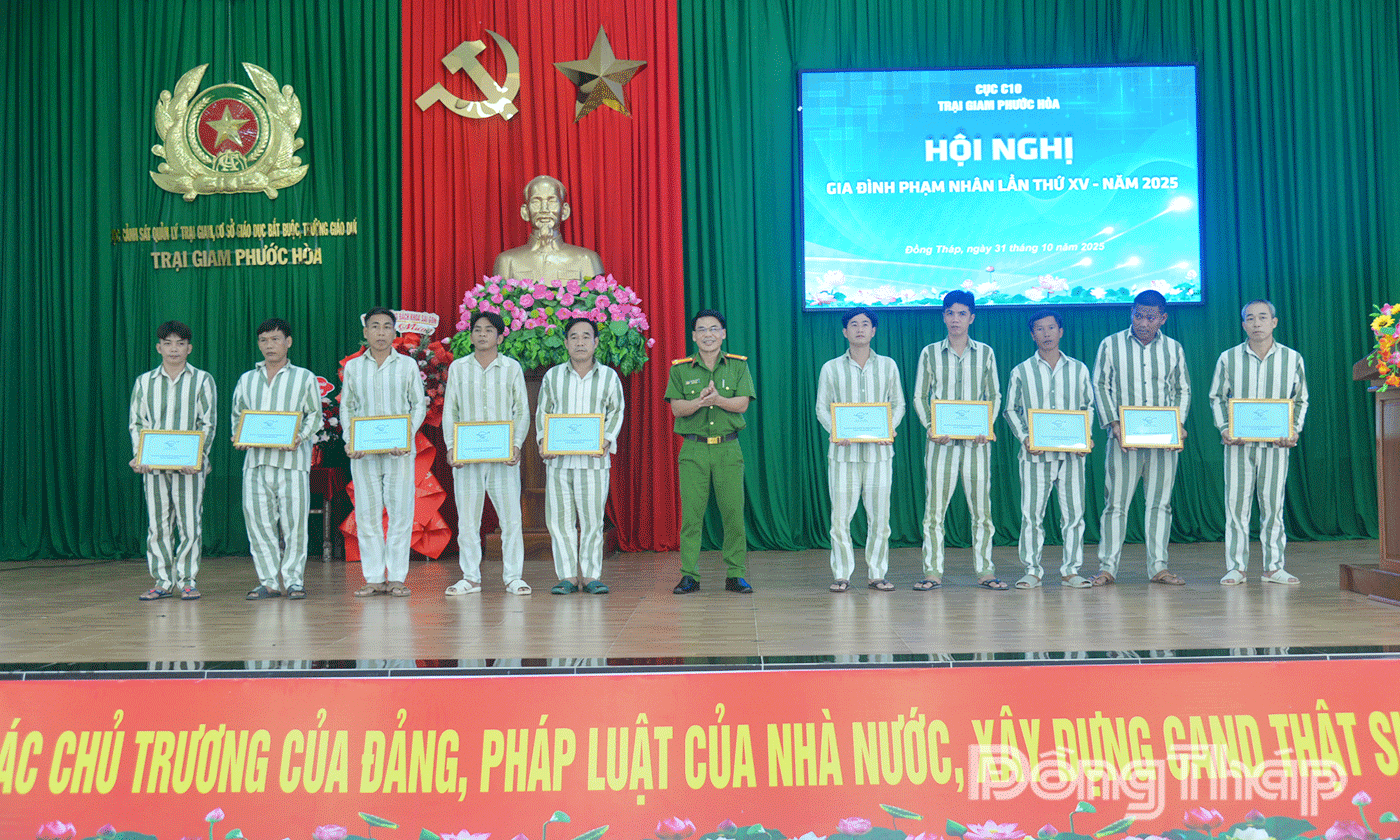 Trung tá Đậu Đình Minh, Phó Giám thị Trại giam Phước Hòa tặng quà cho các phạm nhân.