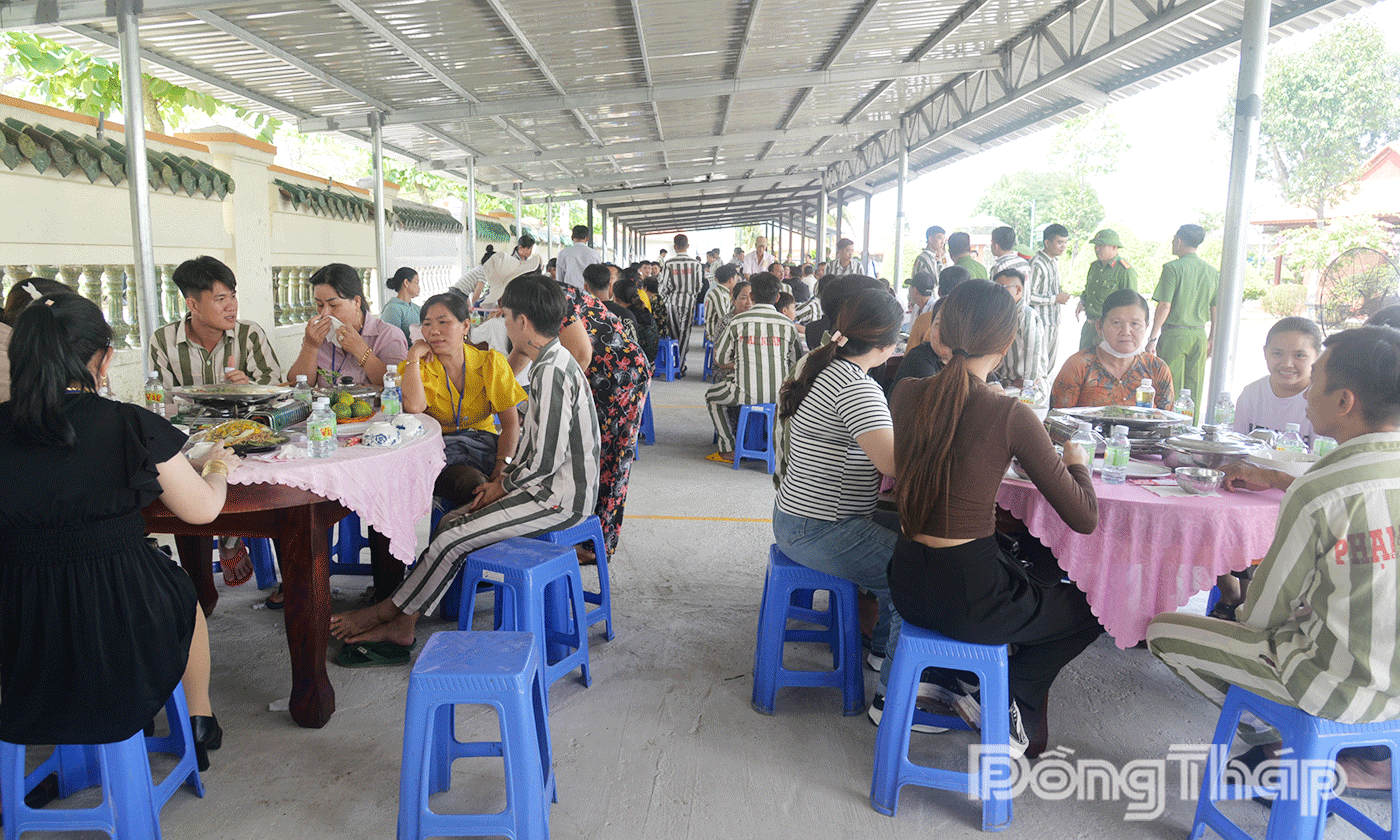 Phạm nhân cùng người thân ăn bữa cơm trưa đầm ấm.