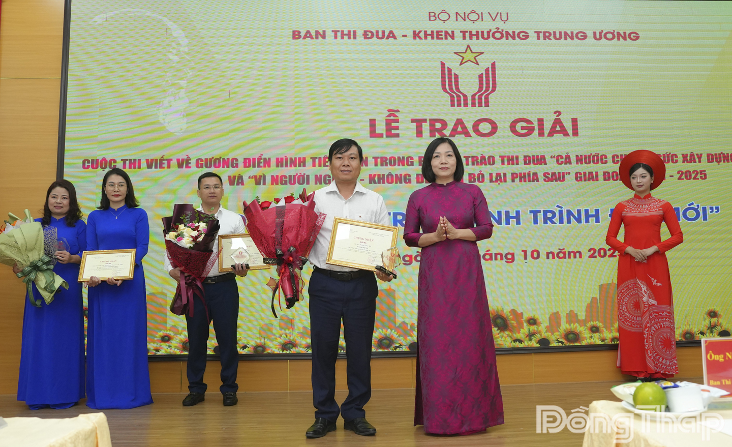 Đại diện Ban Tổ chức trao giải Ba cho phóng viên Báo và phát thanh, truyền hình Đồng Tháp. Ảnh: BTC