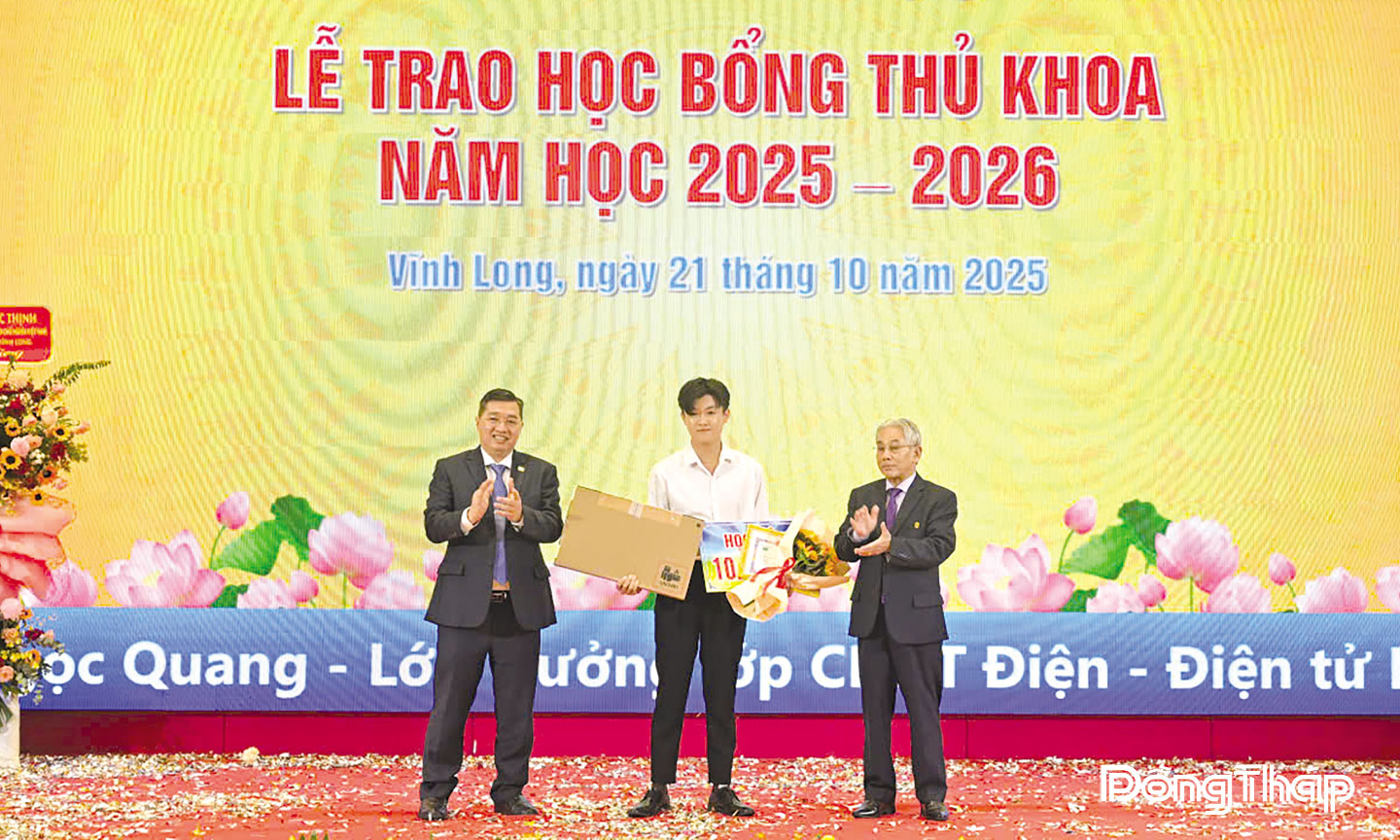 Ths. Lê Tôn Đức Hòa, Chủ tịch Hội đồng trường và Nhà giáo Ưu tú, PGS.TS. Lương Minh Cừ, Bí thư Đảng ủy, Hiệu trưởng Trường Đại học Cửu Long trao học bổng thủ khoa cho tân sinh viên.