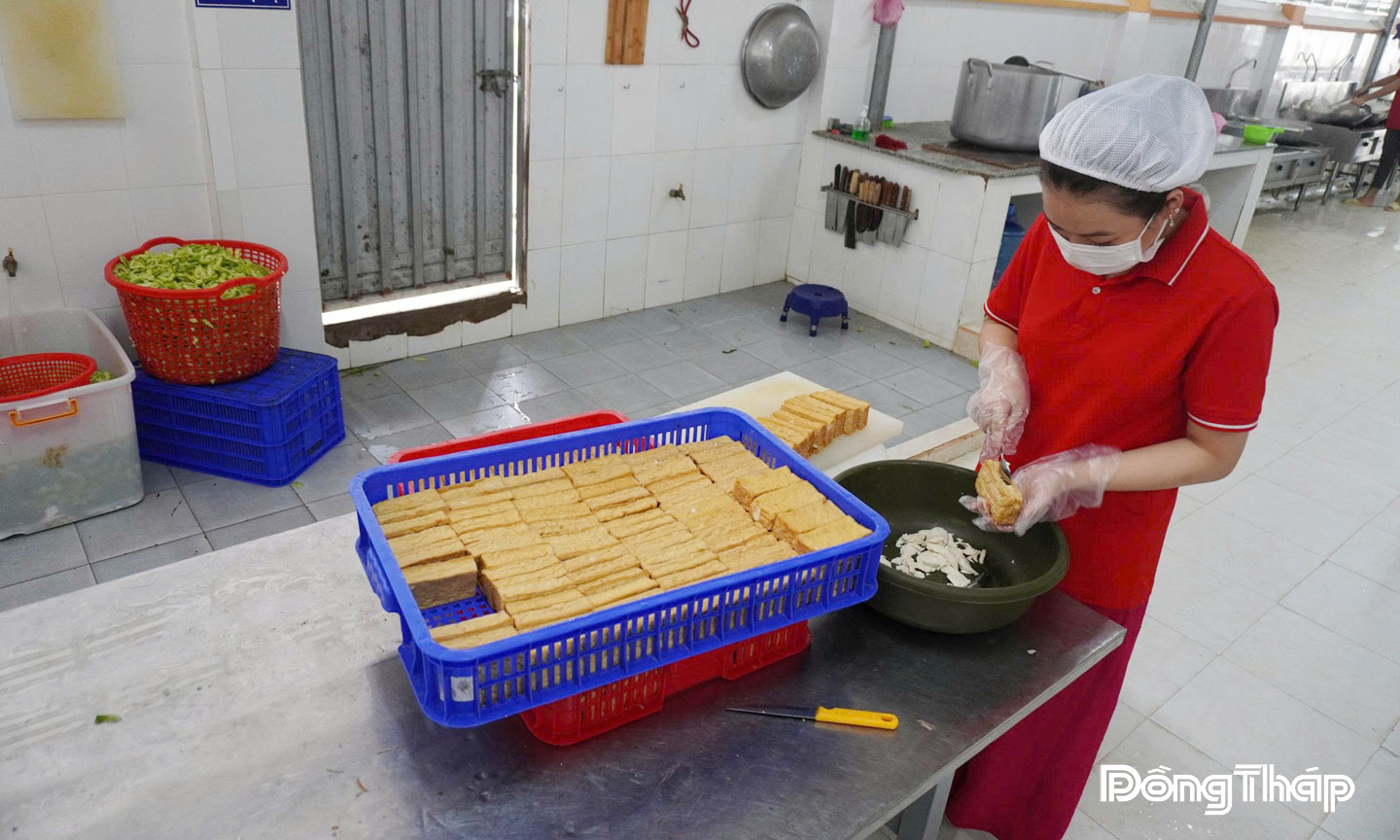 Khu bếp được chia thành nhiều khu riêng biệt, thực hiện nghiêm quy trình chế biến thực phẩm an toàn theo quy định của ngành Y tế.