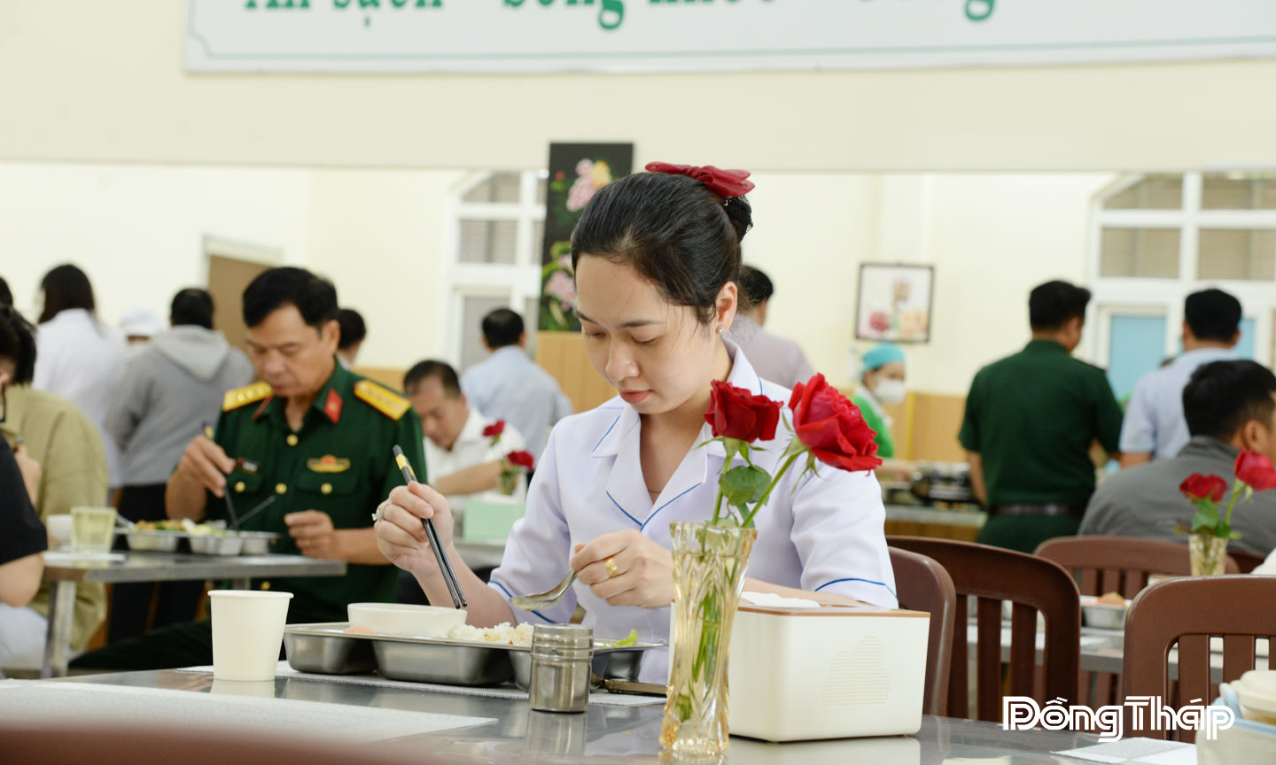 Cán bộ, nhân viên Bệnh viện Quân y 120 dùng bữa cơm trưa trong không gian thoải mái, gần gũi tại nhà ăn tập thể.