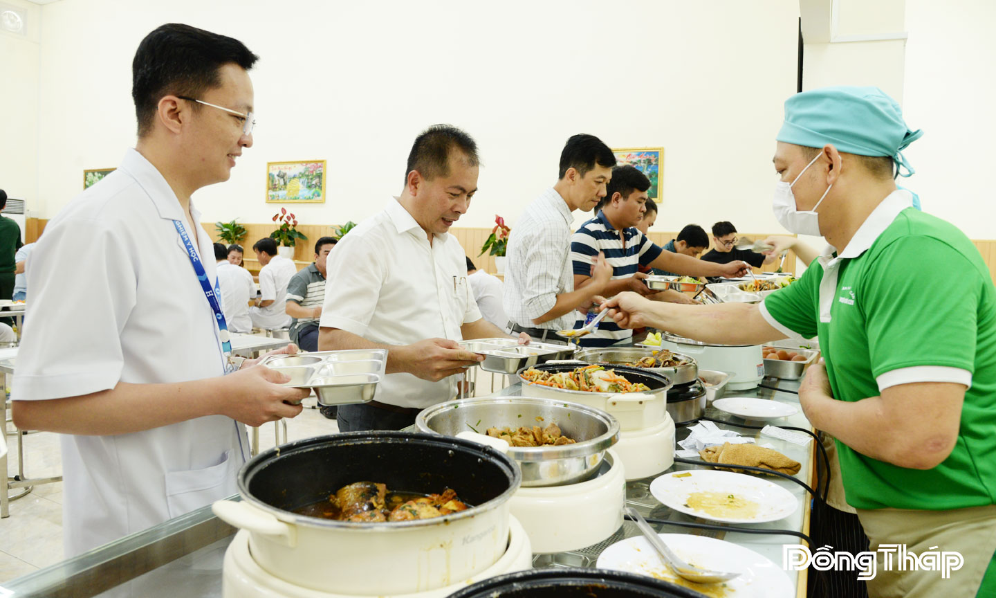Mỗi suất ăn đầy đủ dinh dưỡng với cơm, canh, kho, xào, chiên, luộc cùng trái cây và nước uống, đáp ứng nhu cầu dinh dưỡng của đội ngũ y, bác sĩ.