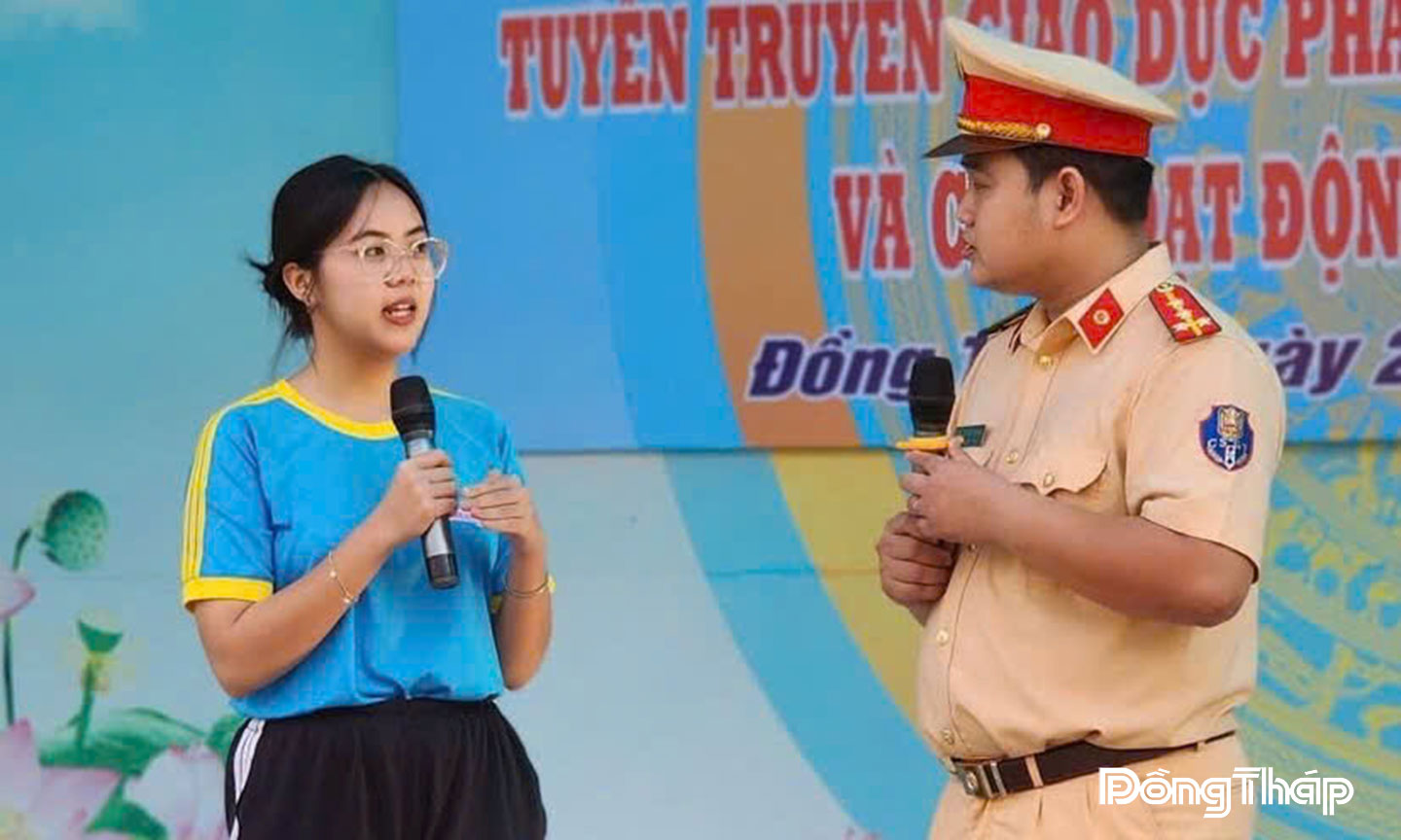 Học sinh Trường Trung học phổ thông Cao Lãnh trả lời câu hỏi tại buổi  tuyên truyền giáo dục pháp luật về an toàn giao thông.