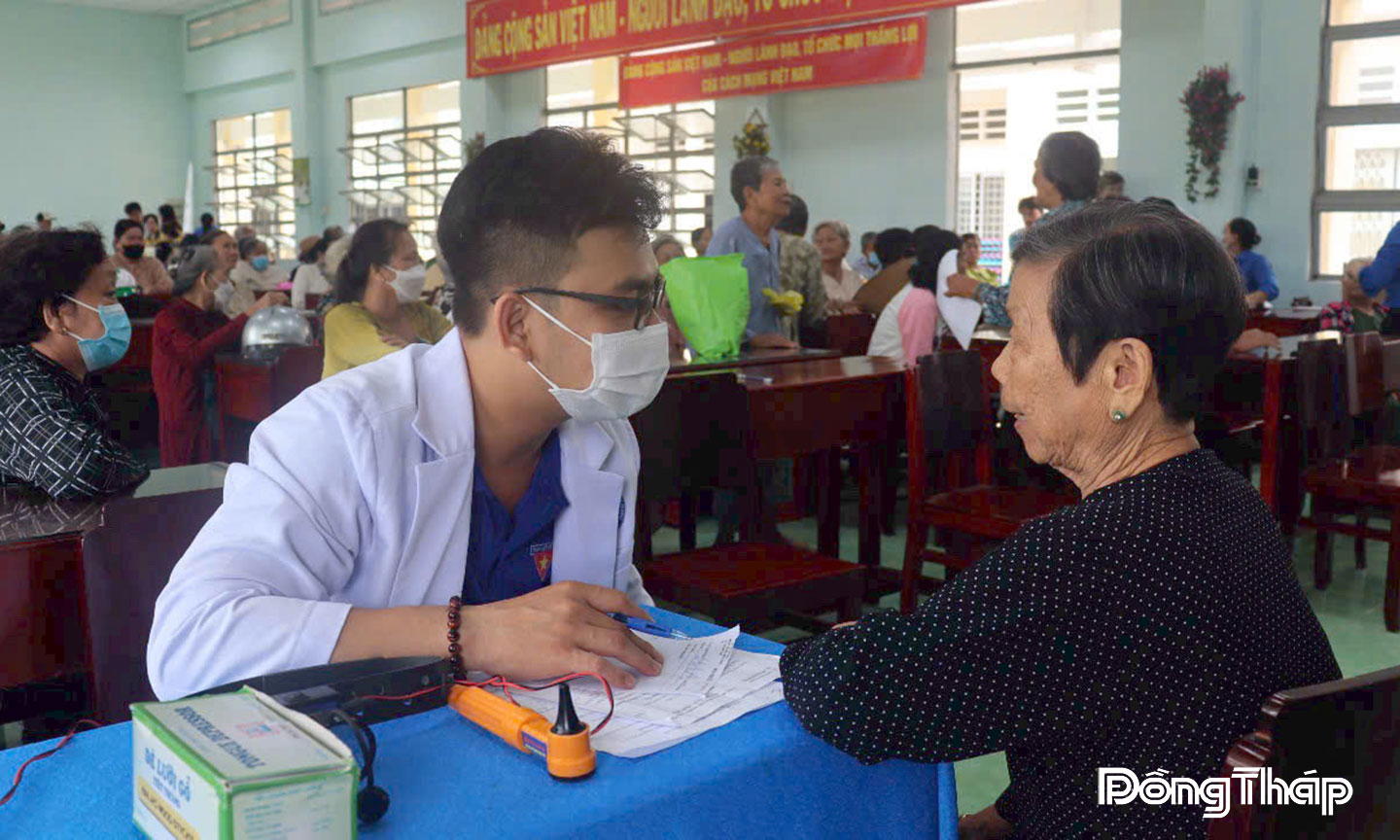 Thanh niên Bệnh viện Đa khoa Tiền Giang tham gia khám bệnh, phát thuốc miễn phí cho người dân có hoàn cảnh khó khăn.