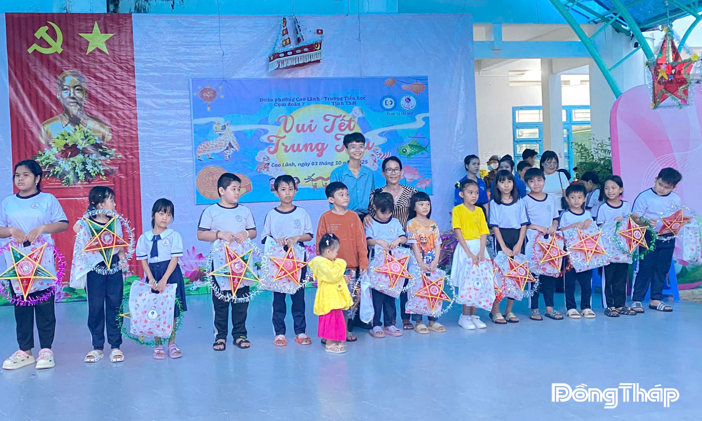 Chí Hải tham gia hoạt động tặng quà Tết Trung thu cho trẻ em trên địa bàn phường Cao Lãnh.