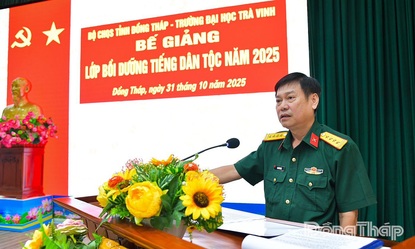 Đại tá Cao Văn Thảo, Phó Chính ủy Bộ CHQS tỉnh phát biểu bế giảng.