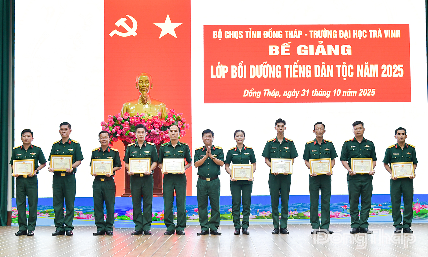 Đại tá Cao Văn Thảo, Phó Chính ủy Bộ CHQS tỉnh trao Giấy khen cho các học viên.