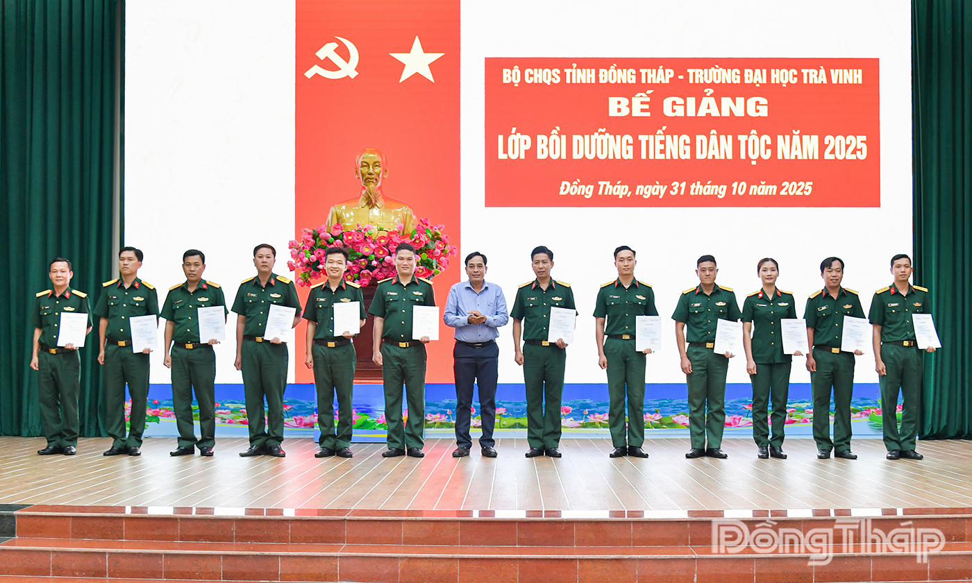 Thạc sĩ Phan Mai Bạch, Phó Giám đốc Trung tâm Ngoại ngữ - Tin học Victory, Trưởng Đại học Trà Vinh (tỉnh Vĩnh Long) Trao Giấy chứng nhận hoàn thành khóa học cho học viên.