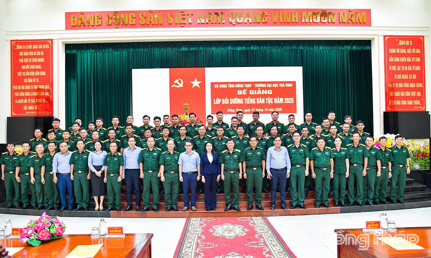 Đại biểu và học viên chụp ảnh lưu niệm.