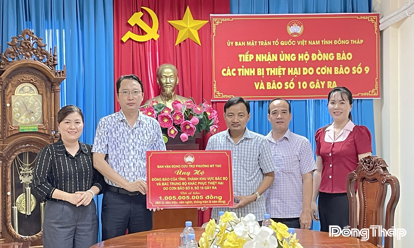 Lãnh đạo phường Mỹ Tho trao tiền vận động ủng hộ đồng bào bị thiệt hại do bão số 9, 10.
